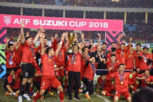 Thầy trò Park Hang-seo nâng cao chiếc cup vô địch AFF Cup 2018 tối 15/12. Ảnh: Giang Huy