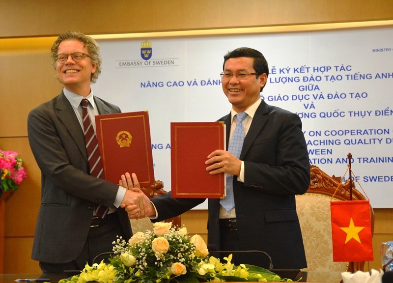 Thứ trưởng Bộ GD&ĐT Nguyễn Văn Phúc và Ngài Pereric Hogberg -  Đại sứ đặc mệnh toàn quyền Vương quốc Thụy Điển tại Việt Nam ký Bản ghi nhớ hợp tác về đánh giá và nâng cao đào tạo tiếng Anh.