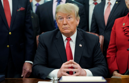 Tổng thống Mỹ - Donald Trump trong phòng Bầu dục. Ảnh: Reuters