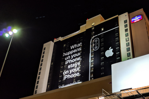 Quảng cáo của Apple đặt cạnh nơi diễn ra sự kiện CES 2019.