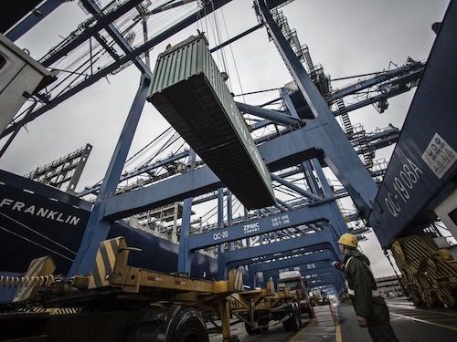 Thông quan hàng hoá tại một cảng của Trung Quốc. Ảnh: Bloomberg.