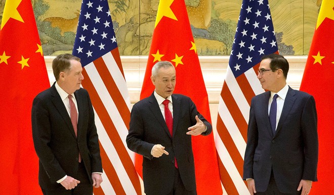 Đại diện Thương mại Mỹ Robert Lighthizer (trái), Phó thủ tướng Trung Quốc Lưu Hạc (giữa) và Bộ trưởng Tài chính Mỹ Steven Mnuchin nói chuyện trước phiên khai mạc đàm phán thương mại tại Bắc Kinh. Ảnh: Reuters.