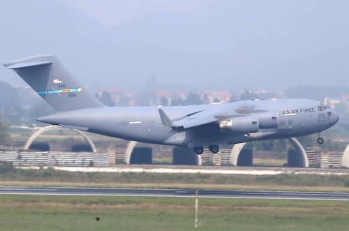 Máy bay C-17 Globemaster III đáp xuống sân bay Nội Bài lúc hơn 13h ngày 20/2. Ảnh: Bá Đô