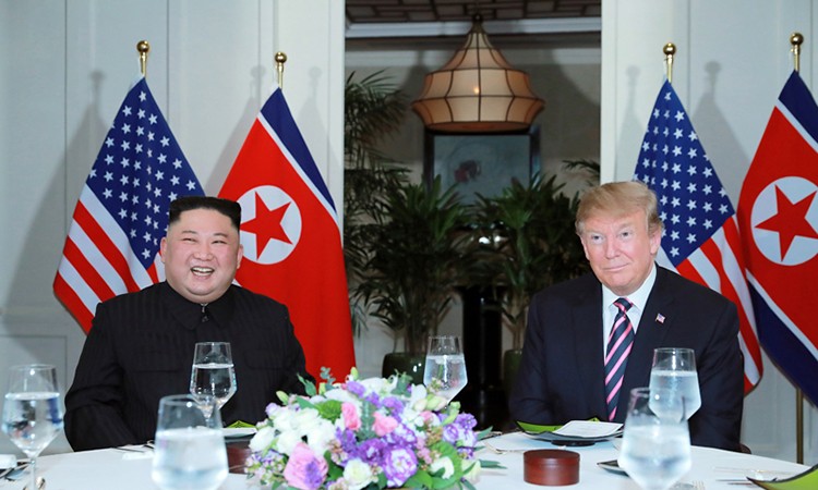 Chủ tịch Kim Jong-un (trái) và Tổng thống Donald Trump (phải) dùng bữa tối tại Hà Nội hôm 27/2. Ảnh: KCNA.