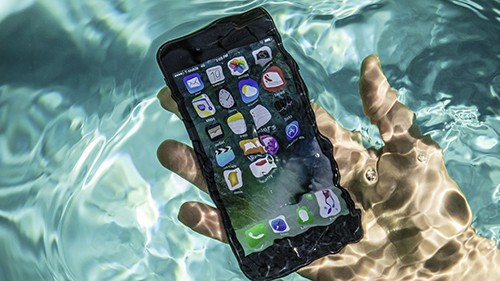 iPhone 2019 được cho là có thể dùng thoải mái dưới nước. Ảnh: Cnet.