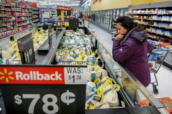 Người dân Mỹ mua sắm tại siêu thị. (Nguồn: Reuters).