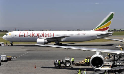 Một chiếc Boeing 737 của hãng Ethiopian Airlines chuẩn bị cất cánh từ Nairobia, Kenya hồi tháng 1/2010. Ảnh: AFP.