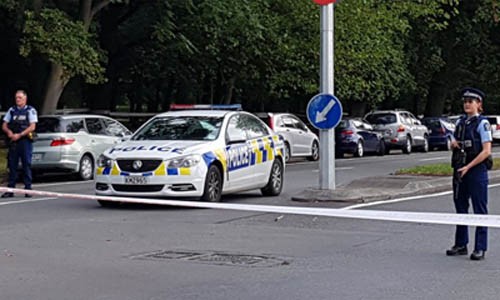 Cảnh sát phong tỏa hiện trường vụ xả súng tại một nhà thờ Hồi giáo ở thành phố Christchurch, New Zealand hôm nay. Ảnh: AFP.