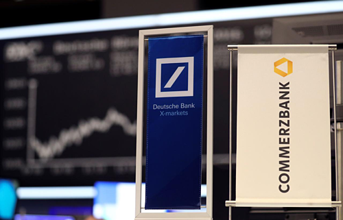 Banner của hai ngân hàng tại sàn giao dịch chứng khoán ở Frankfurt (Đức). Ảnh: Reuters.