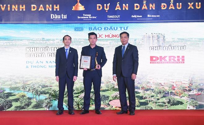 Ông Nguyễn Duy Khánh – Phó tổng giám đốc KDTT công ty Cổ phần Bất động sản Danh Khôi nhận giải thưởng Dự án xanh và thông minh cho dự án Barya Citi.