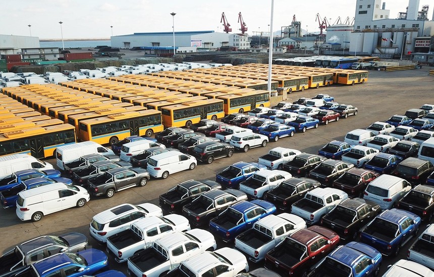 Ôtô xuất khẩu được xếp tại cảng ở Liên Vân Cảng, tỉnh Giang Tô, miền đông Trung Quốc. (Nguồn: THX/TTXVN).