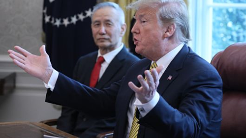 Tổng thống Mỹ - Donald Trump và Phó thủ tướng Trung Quốc - Lưu Hạc. Ảnh: Reuters.