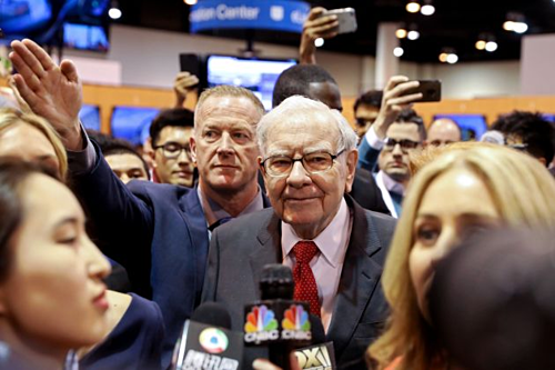 Warren Buffett đi qua sảnh triển lãm của Berkshire Hathaway hôm qua. Ảnh: Reuters.