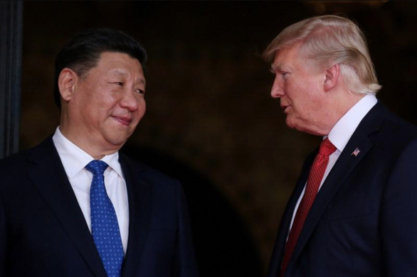 Chủ tịch Trung Quốc Tập Cận Bình (trái) và Tổng thống Mỹ Donald Trump tại một cuộc gặp năm 2017 - Ảnh: Reuters.