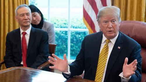 Tổng thống Mỹ Donald Trump (phải) trong một cuộc họp về thương mại với Phó thủ tướng Trung Quốc Lưu Hạc (ngoài cùng bên trái) tại Nhà Trắng hồi đầu tháng 4. Ảnh: AFP.