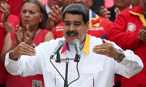 Tổng thống Maduro phát biểu trước những người ủng hộ chính phủ tại thủ đô Caracas hôm 20/5. Ảnh: Reuters.