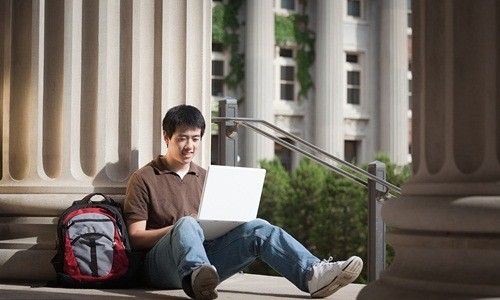 Nam sinh viên Trung Quốc trong khuôn viên một trường đại học ở Mỹ. Ảnh: VCG.