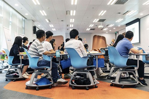 Các nhân viên Huawei tham gia một khóa đào tạo ngày 23/5. 