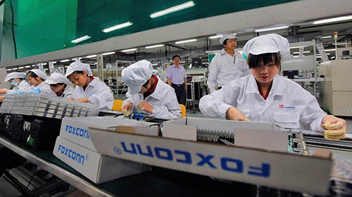 Foxconn hứa sản xuất đầy đủ iPhone cho Apple. Ảnh: FT.