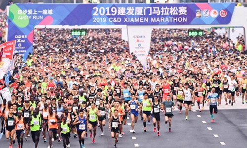 Hàng nghìn runner qua vạch xuất phát tại giải marathon ở Hạ Môn, Trung Quốc năm nay. Ảnh: XM