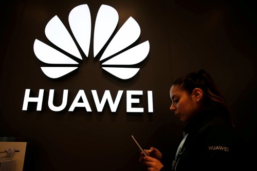Biểu tượng Huawei tại một cửa hàng ở Chile hôm 14/6. Ảnh: Reuters.