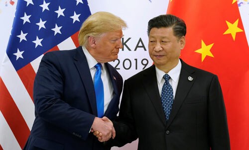 Tổng thống Mỹ Donald Trump (trái) gặp Chủ tịch Trung Quốc Tập Cận Bình bên lề hội nghị thượng đỉnh G20 ở Osaka, Nhật Bản, hồi cuối tháng trước. Ảnh: Reuters.