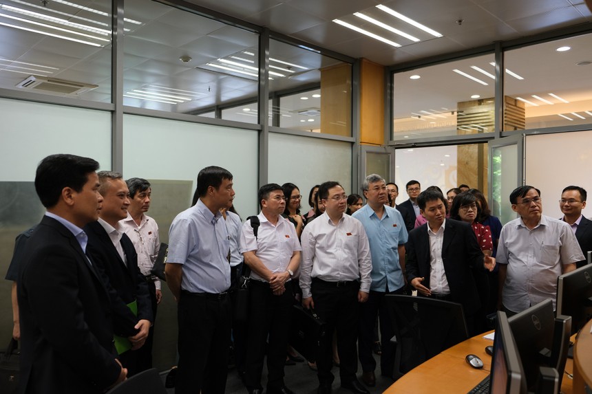 Đoàn đại biểu Quốc hội tới thăm Sở giao dịch chứng khoán Hà Nội.