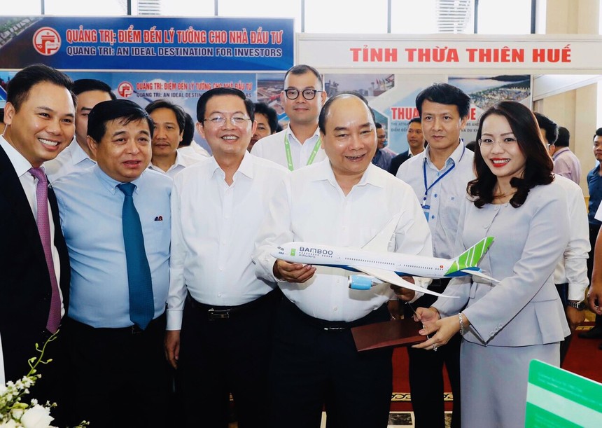 Thủ tướng Chính phủ thăm gian hàng của hãng hàng không Bamboo Airways tại Hội nghị (Ảnh:TTX).