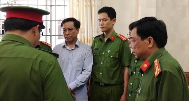 Ông Diệp Văn Thạnh, nguyên Chủ tịch UBND TP. Trà Vinh, nghe đọc quyết định khởi tố, bắt giam.