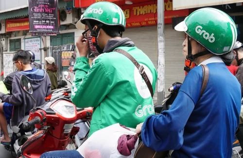 Hà Nội muốn cấp thẻ cho người điều khiển xe máy tham gia vận chuyển khách và hàng hoá. Ảnh: Giang Huy.