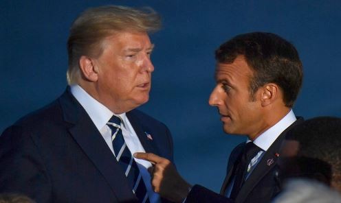 Tổng thống Trump (trái) và Tổng thống Macron trong buổi chụp hình tối 25/8. Ảnh: AFP.