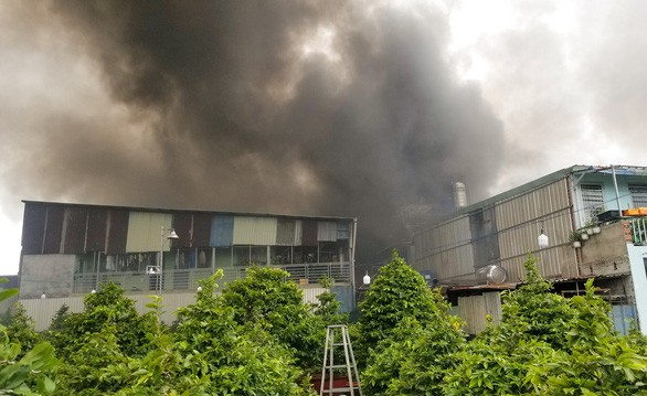 Hiện trường xảy ra vụ cháy lớn tại xưởng đúc tượng thạnh cao - Ảnh: Châu Tuấn.