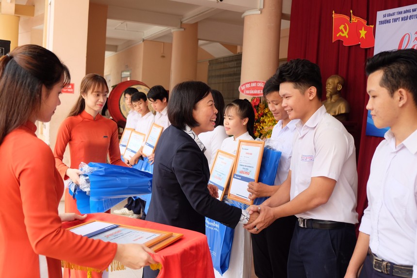 Bà Phạm Thị Thu, Giám đốc Sacombank Chi nhánh Đồng Nai trao học bổng cho các em Trường THPT Ngô Quyền.