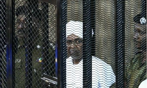 Cựu tổng thống al Bashir ngồi sau song sắt trong phiên tòa xét xử hôm 31/8. Ảnh: AFP.