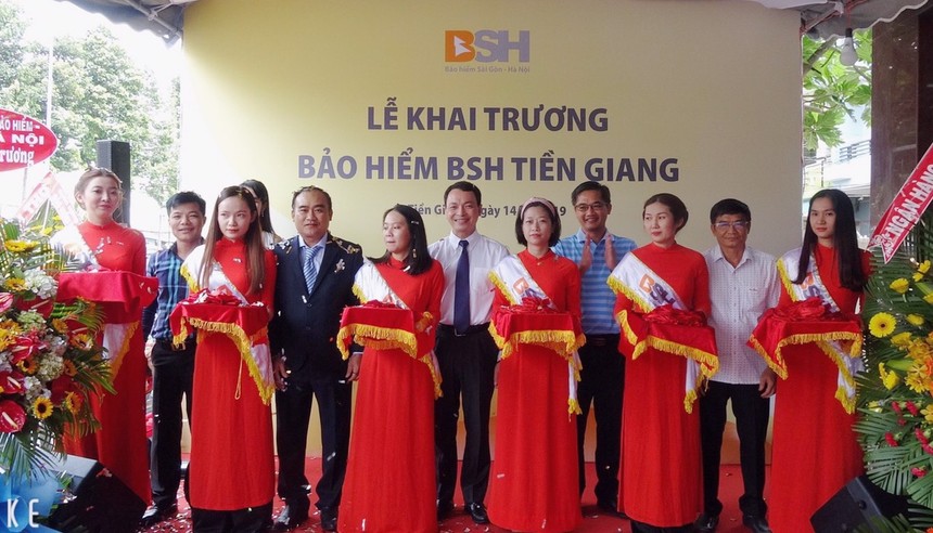 Ông Bùi Trung Kiên – Tổng giám đốc BSH cắt băng khai trương BSH Tiền Giang.