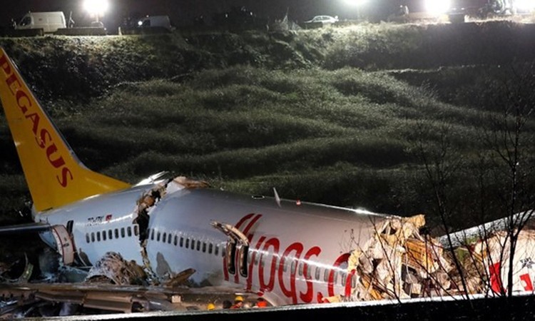 Hiện trường máy bay của Pegasus vỡ làm ba ở sân bay thành phố Istanbul hôm 5/2. Ảnh: Reuters.