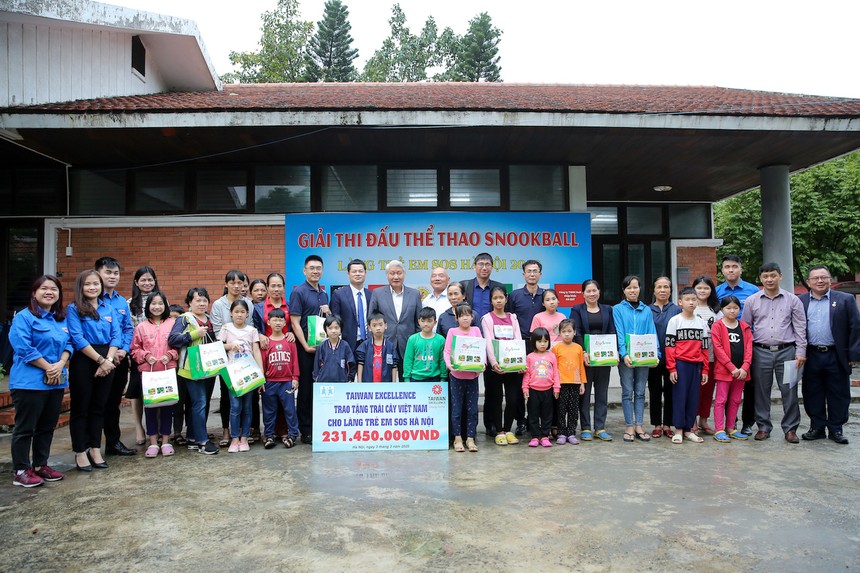 Đoàn Taiwan Excellence chụp ảnh lưu niệm cùng các mẹ và các con làng trẻ em SOS Hà Nội.