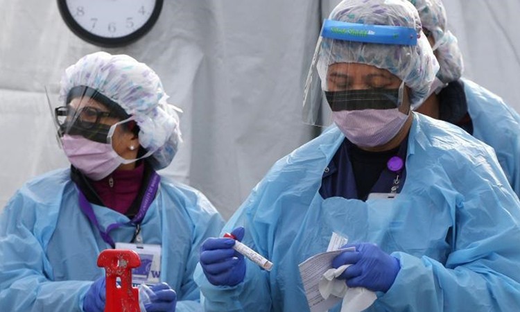 Y tá mặc đồ bảo hộ tại khu xét nghiệm Covid-19 ở trung tâm y tế Đại học Washington, Seattle. Ảnh: AFP.