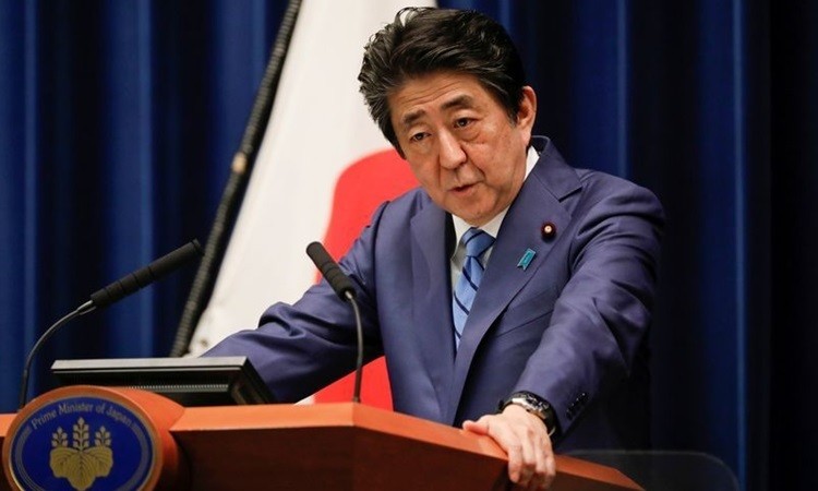 Thủ tướng Nhật Bản Shinzo Abe phát biểu trong cuộc họp báo về phản ứng của Nhật với Covid-19 tại Tokyo hôm 14/3. Ảnh: Reuters.