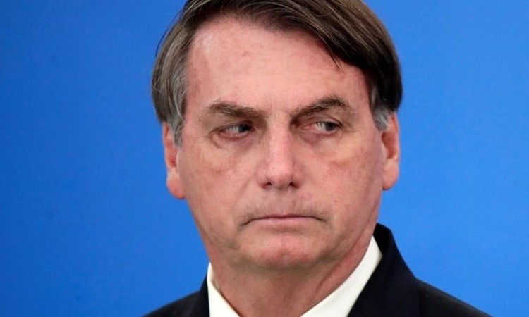 Tổng thống Brazil Bolsonaro công bố các biện pháp kinh tế trong đại dịch Covid-19 ở tại Brasilia hôm 27/3. Ảnh: Reuters.