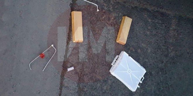 Hình ảnh 2 thỏi vàng nằm cạnh chiếc vali lan truyền trên mạng xã hội ở Nga.
