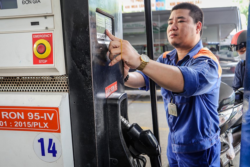 Nhân viên công ty xăng dầu ở TP HCM bán xăng cho khách. Ảnh: Thành Nguyễn.