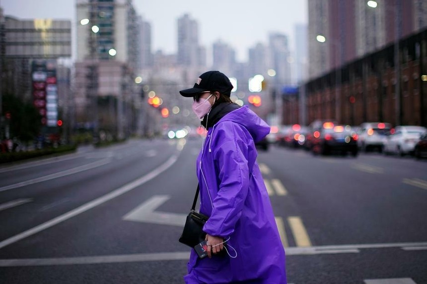 Một phụ nữ đi lại trên đường phố Thượng Hải (Trung Quốc) cuối tháng 2. Ảnh: Reuters.