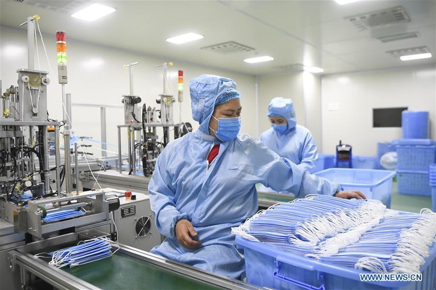Công nhân làm việc tại một nhà máy sản xuất khẩu trang ở Trùng Khánh, Trung Quốc, hồi tháng 1. Ảnh: Tân Hoa Xã.