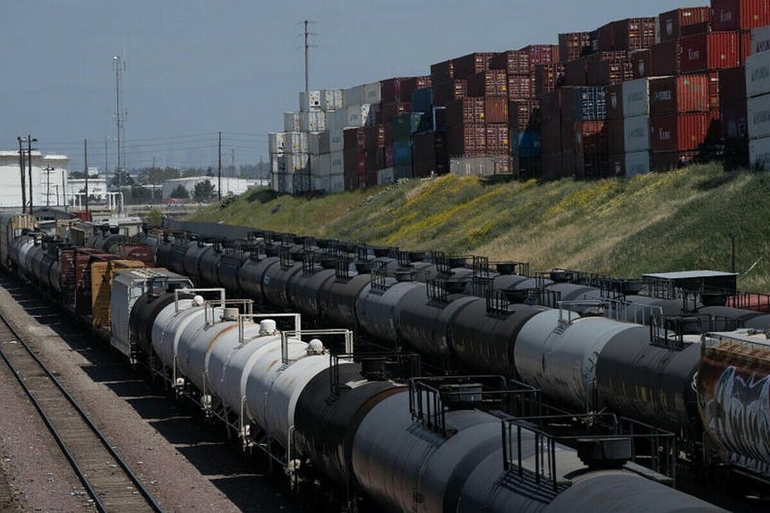 Các bồn chứa dầu bên ngoài một công ty ở Wilmington (California) hôm 21/4. Ảnh: Bloomberg.