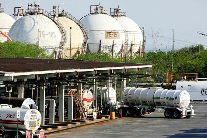 Bên ngoài nhà máy lọc dầu của Pemex ở Monterrey (Mexico). Ảnh: Reuters.