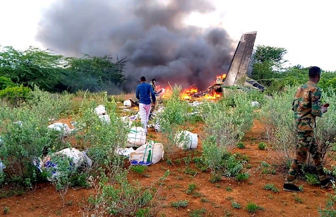Hiện trường vụ rơi máy bay ở Bardale, Somalia hôm 4/5. Chiếc máy bay chở hàng tư nhân thuộc hãng hàng không African Express Airways đang chở hàng cứu trợ cho đại dịch Covid-19. Ảnh: Reuters.
