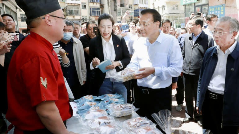 Thủ tướng Lý Khắc Cường ghé thăm một quầy bán hàng rong. (Ảnh: THX).