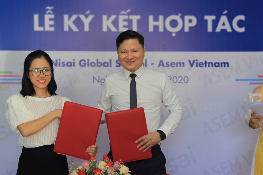 Chủ tịch HĐQT Hệ thống Anh ngữ Quốc tế ASEM – ông Trần Vĩnh Quý và Bà Dương Thị Mỹ Linh, Giám đốc phát triển đối tác của Nisai tại Việt Nam.