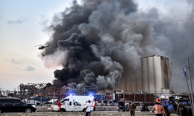 Lực lượng cứu hộ tại hiện trường vụ nổ hôm 4/8. Ảnh: AFP.